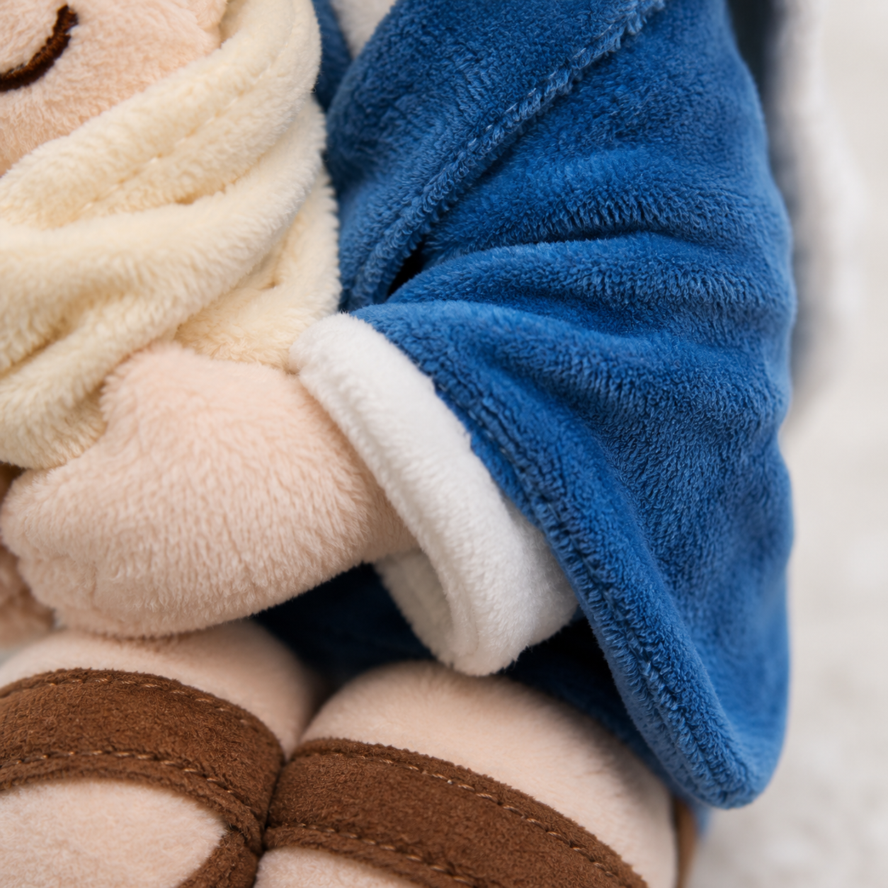 Peluche de la Virgen María con el Niño Jesús