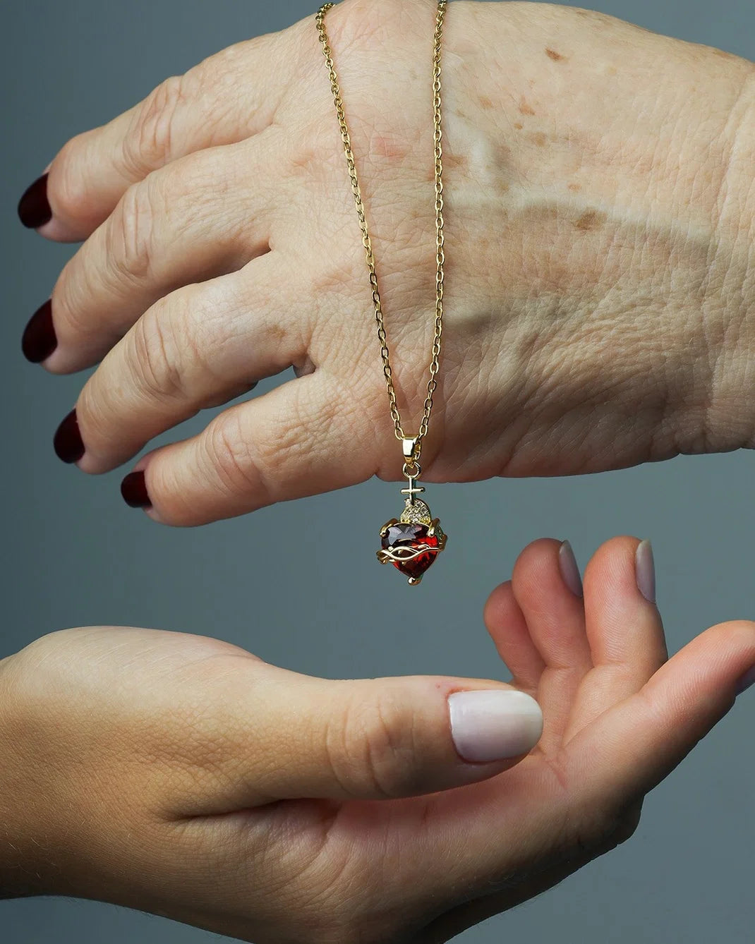 Joyas devocionales de la colección Devocione sobre una superficie clara.