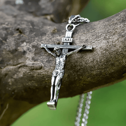 Collar Cruz de Redención Inquebrantable