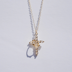 Collar Cruz & Corona – Elegancia y Propósito