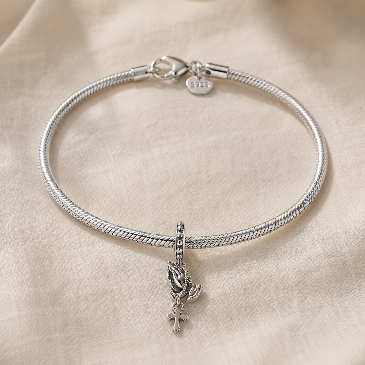 Dije Manos en Oración con Rosario — Plata 925