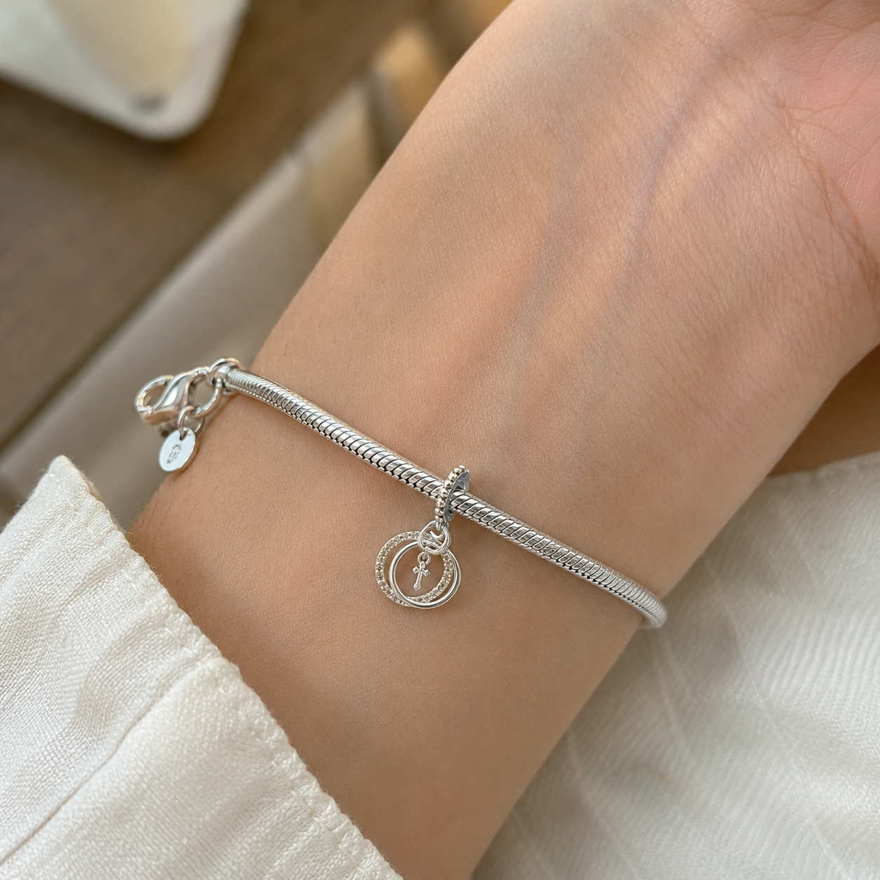 Dije Aros Entrelazados con Cruz — Plata 925