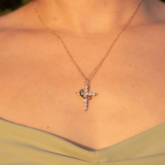 Collar Cruz & Corona – Elegancia y Propósito