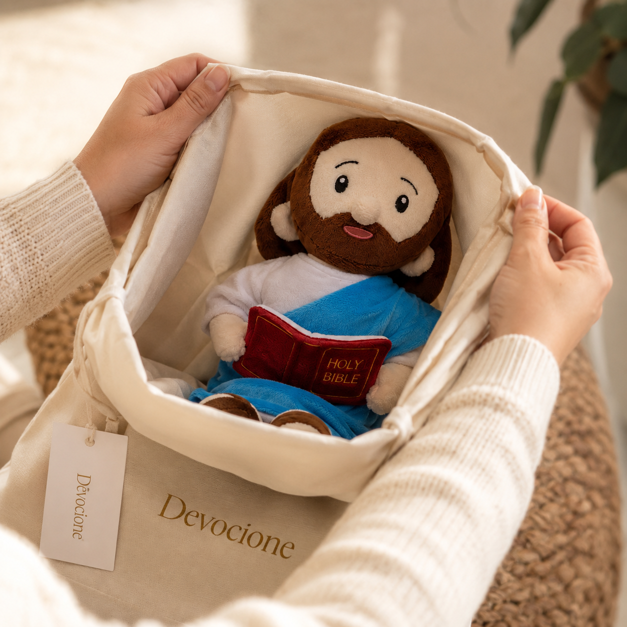 Peluche de Jesús con la Biblia — Muñeco Devocional