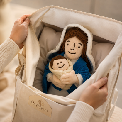 Peluche de la Virgen María con el Niño Jesús