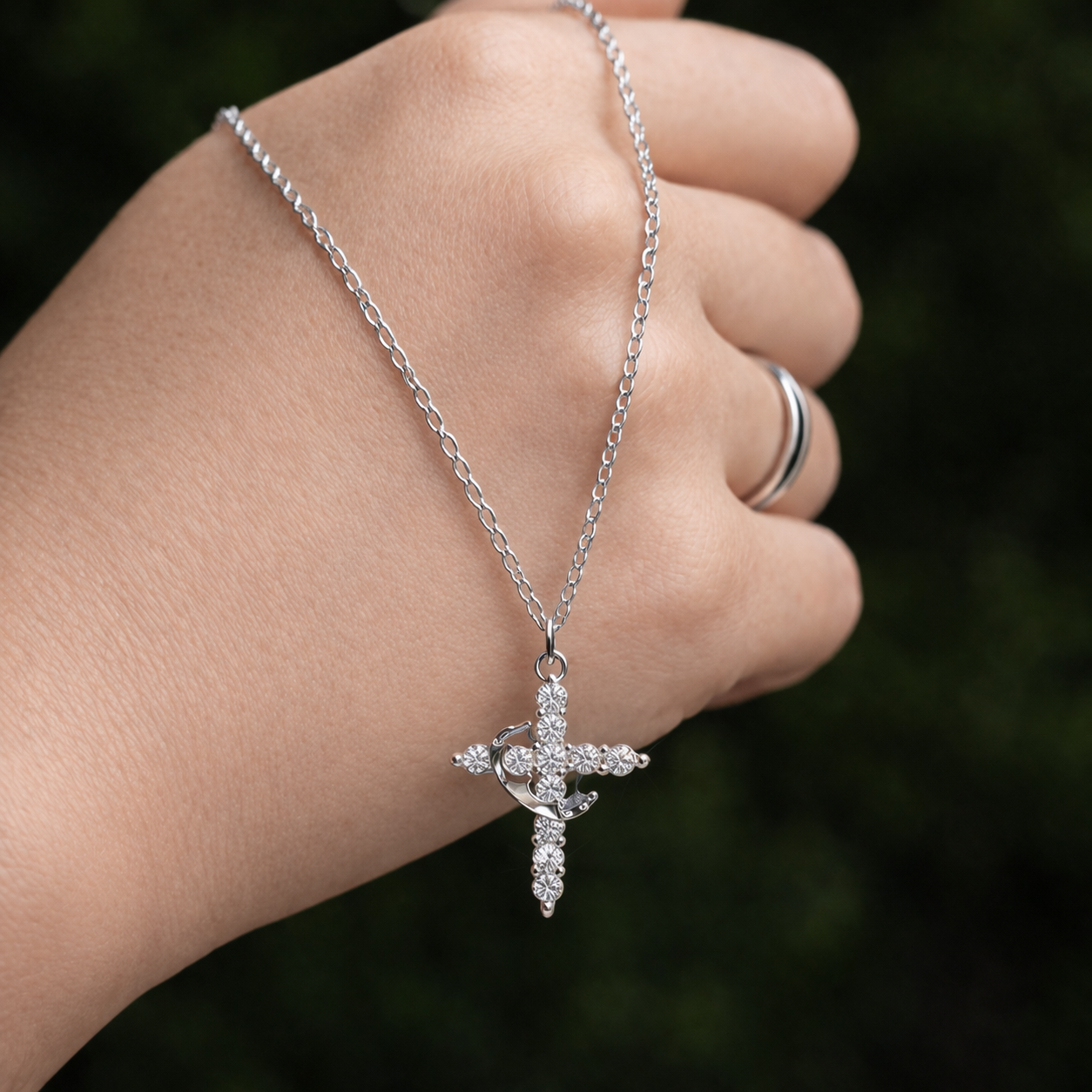 Collar Cruz & Corona – Elegancia y Propósito