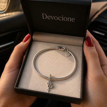 Dije Manos en Oración con Rosario — Plata 925