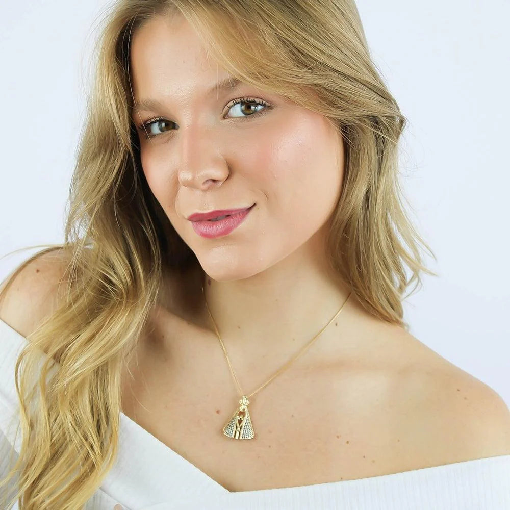 Mujer usando el collar de la Virgen María por su cara plateada