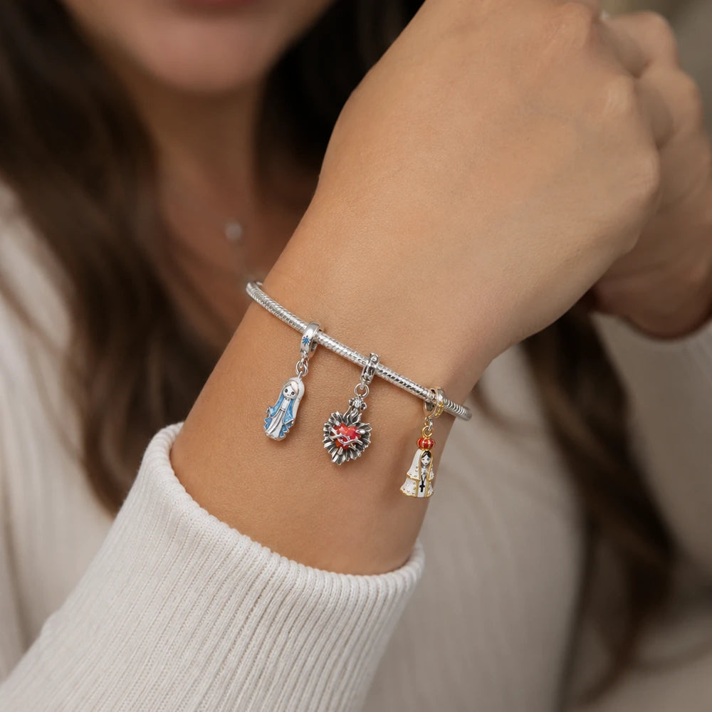 Pulsera de dijes devocionales en la muñeca